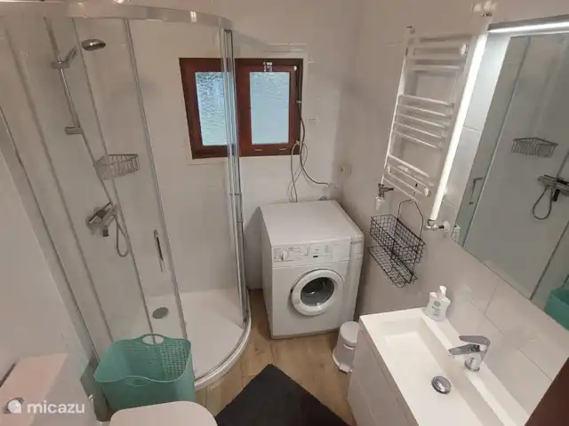 Toilet badkamer; douche cabine, wastafel, wasmachine, toilet, electra aansluiting voor buitenstopcontacten